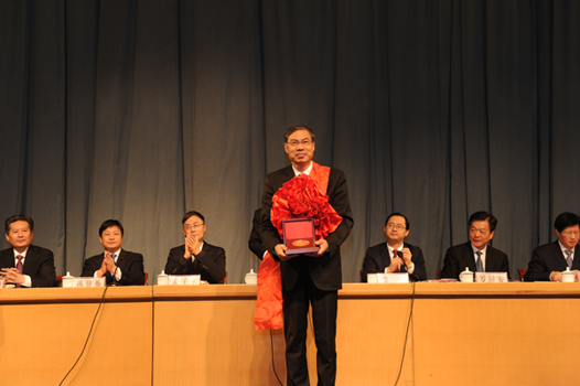 新和成在縣經(jīng)濟(jì)工作會議上獲多項(xiàng)榮譽(yù).JPG